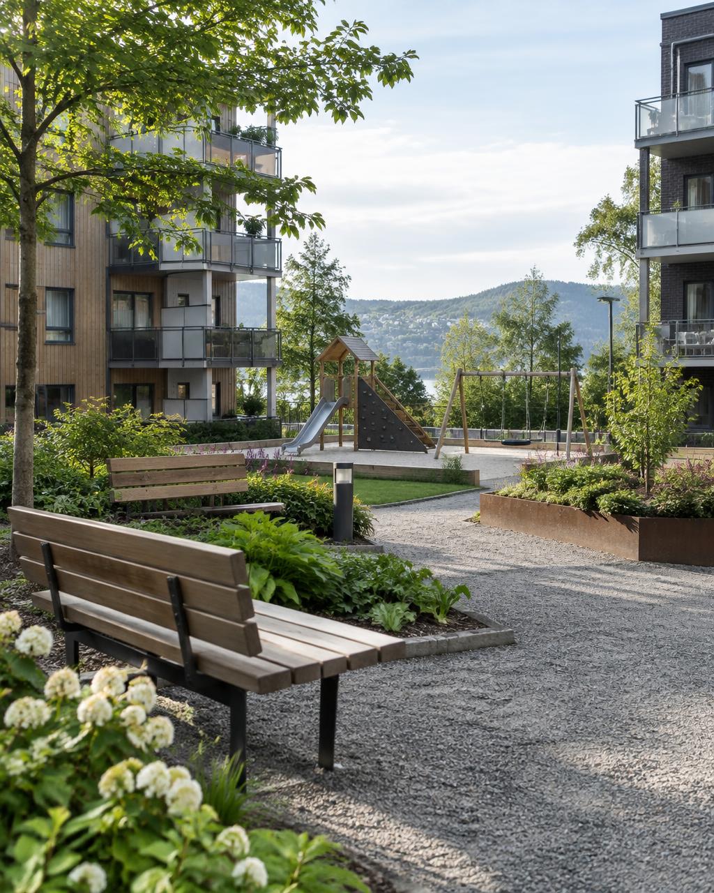 Illustrasjon: fellesområde med benker, beplantning og lekeplass